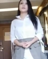 颜值爆表小姐姐，先来一发深喉口爆，再激情切磋床上技巧！
